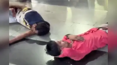 Bandra Terminus Stampede : रेलवे स्टेशन पर मची भगदड़, घायल को चादर में लपेटकर दौड़े लोग, भयावह वीडियो आया सामने