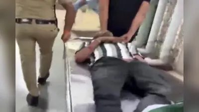 Bandra Terminus Stampede Video : दरवाजे बंद थे फिर भी यात्री दौड़े, बोगियों के बीच वाली जगह से टकराने के बाद गिरे