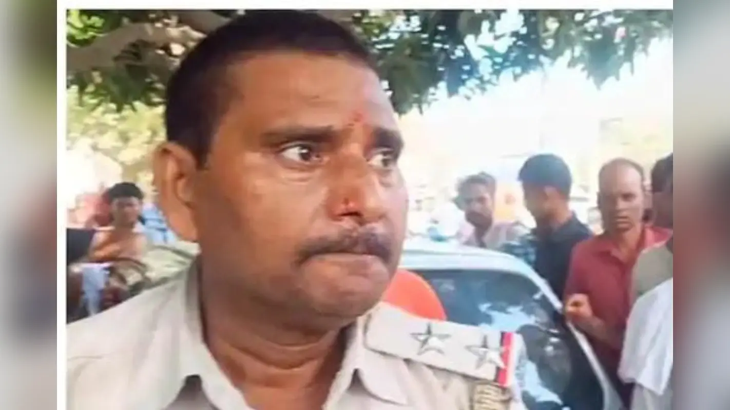 Bettiah News: बैच नोचा, वर्दी फाड़ी… मारपीट मामले में जांच करने पहुंची पुलिस टीम पर हमला