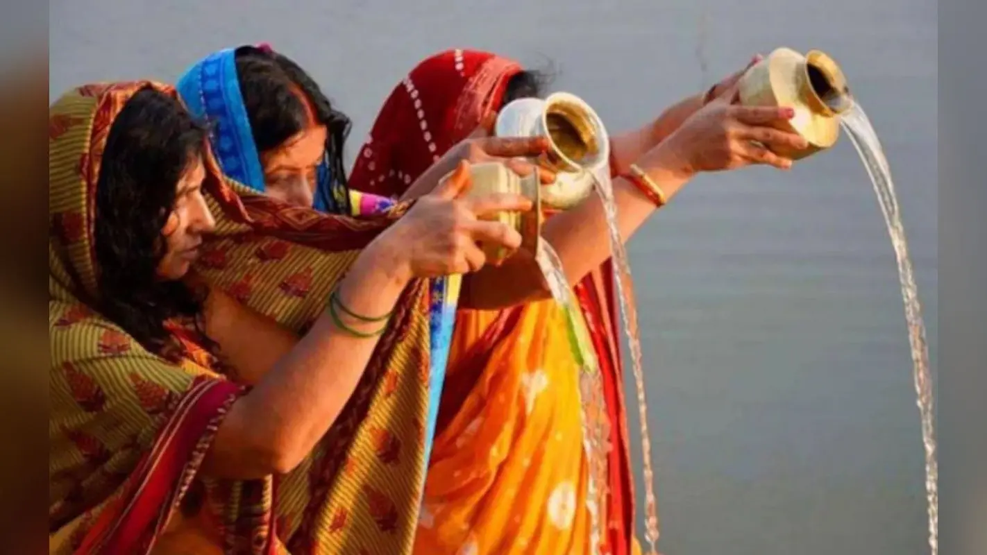 Chhath 2024: अस्ताचलगामी सूर्य को छठव्रती आज देंगी अर्घ्य, कल संपन्न हुआ खरना का अनुष्ठान