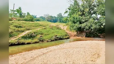 Gumla News: आजादी के बाद भी बुनियादी सुविधाओं से वंचित है यह गांव, लोगों ने कहा- रोड नहीं, तो वोट नहीं