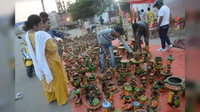 Diwali 2024: पटना के बाजारों में छाए रंगीन दिये और स्वास्तिक कैंडल, खूब बिके लावा-फरही और चीनी के हाथी-घोड़े