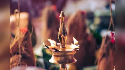 Diwali Diya Tips: देवी लक्ष्मी के पास घी या तेल कौन सा दीपक जलाएं?