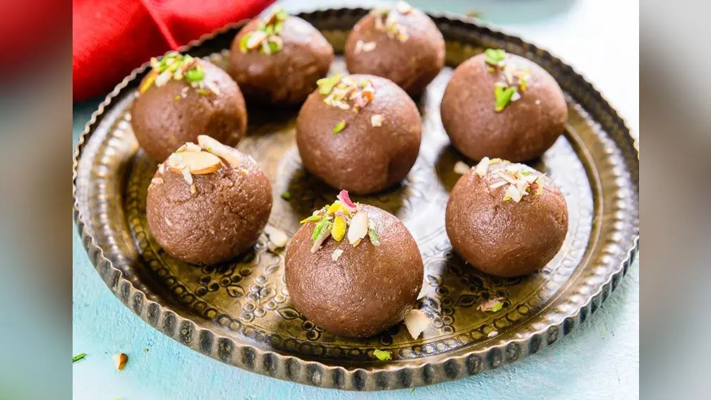 Diwali Gift Idea: दिवाली पर गिफ्ट कर सकते है घर के बने टेस्टी चॉकलेट लड्डू को, जानें विधि