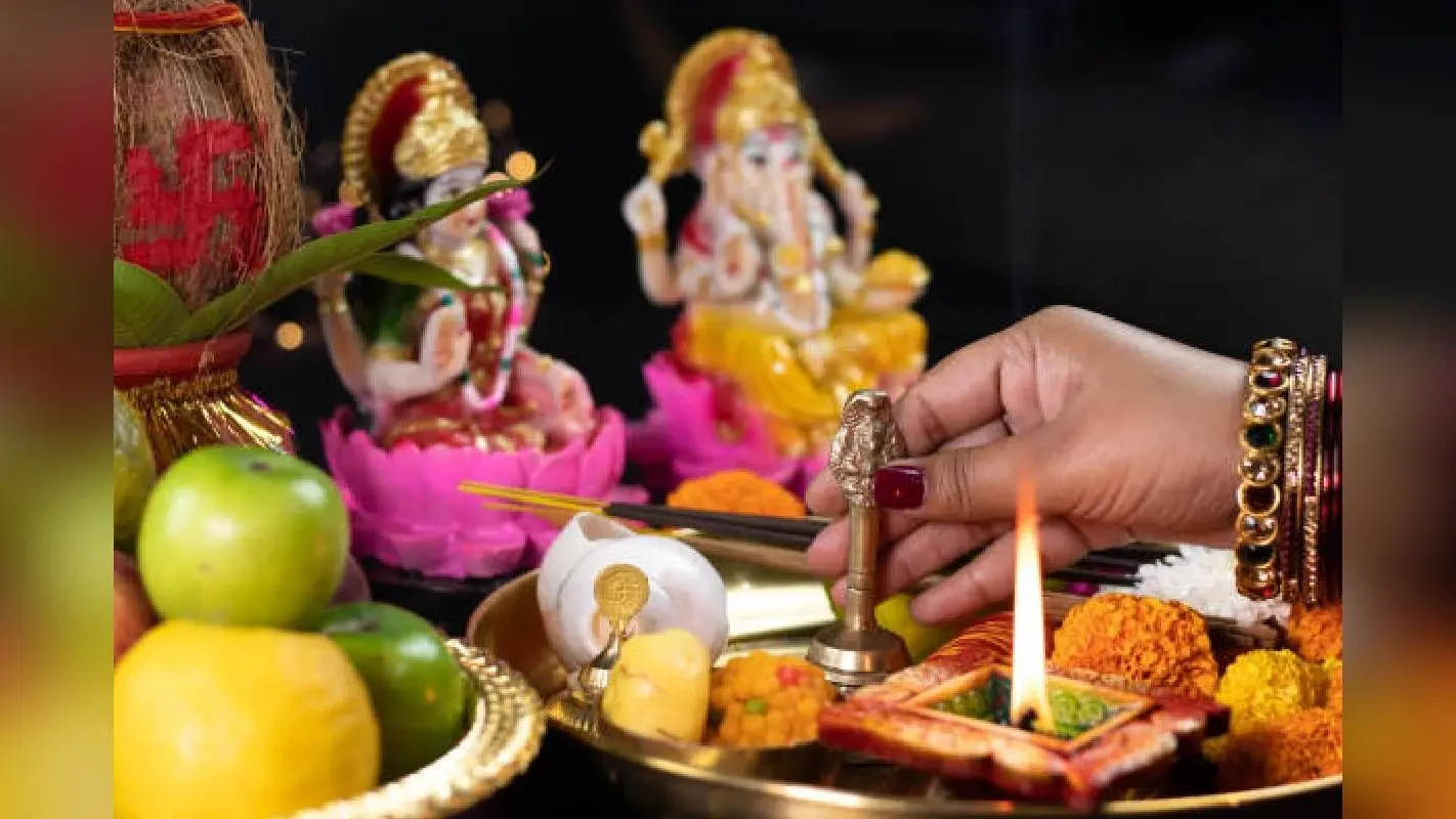 Diwali Laxmi Puja Samagri: लक्ष्मी पूजा पर देवी के चरणों में चढ़ाएं ये चीजें, होगी धन वर्षा
