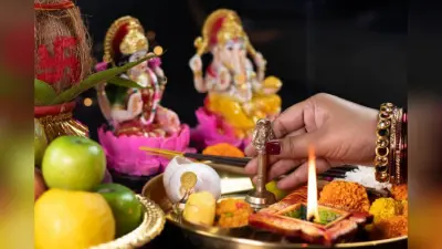 Diwali Laxmi Puja Samagri: लक्ष्मी पूजा पर देवी के चरणों में चढ़ाएं ये चीजें, होगी धन वर्षा