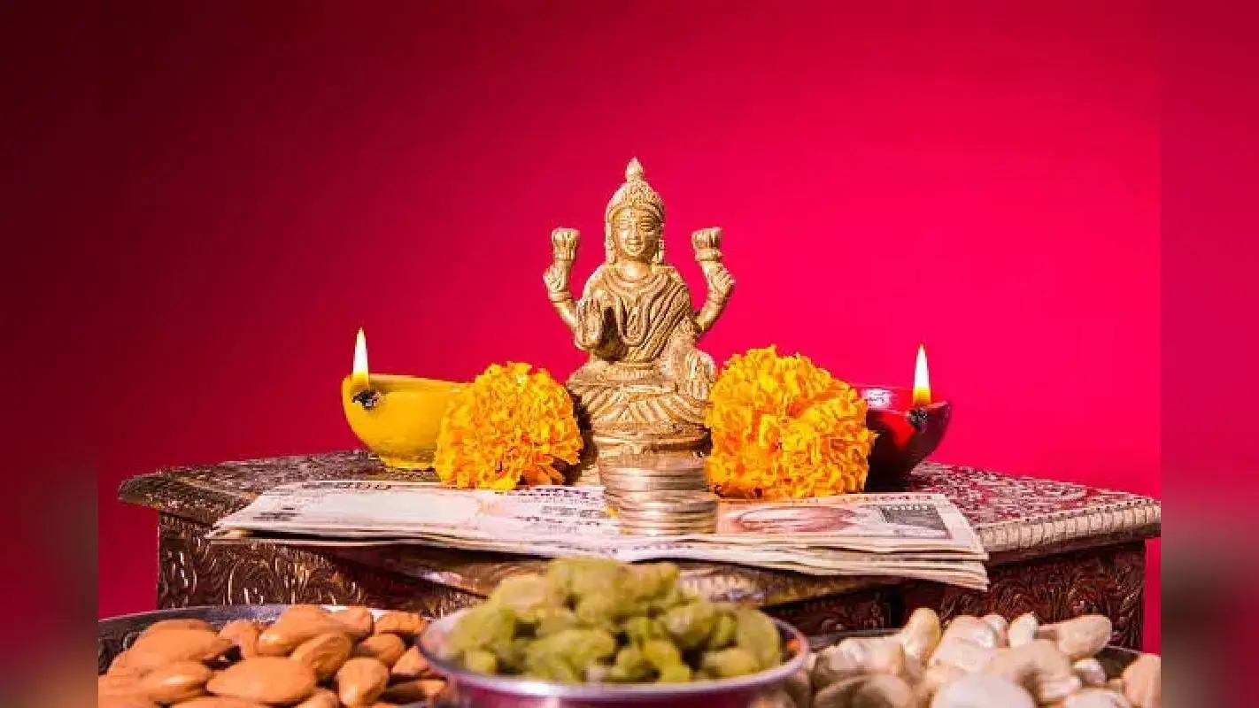 Diwali Upay: दिवाली पर करें छोटा सा उपाय, बिन बुलाए घर आएंगी देवी लक्ष्मी