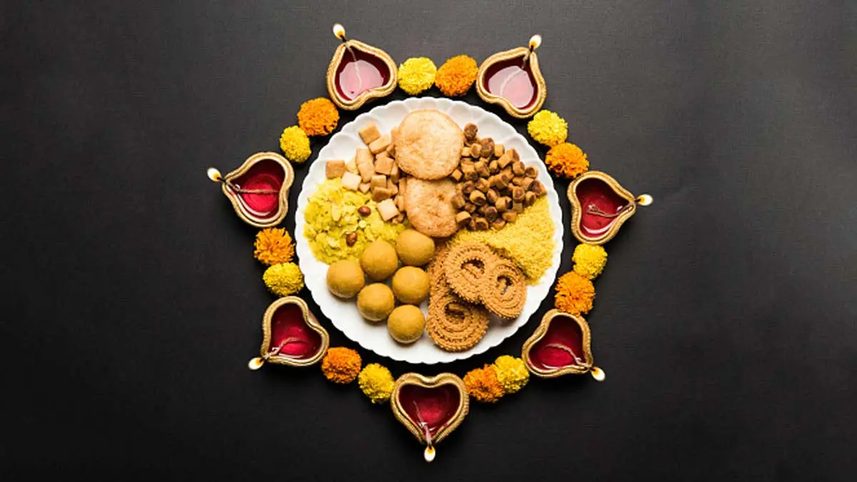 Diwali Snacks Ideas: इस दिवाली घर पर बनाएं ये 5 स्नैकस आईटम, जानें
