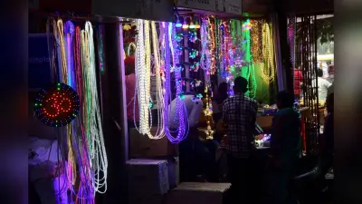 Diwali 2024: पटना में पानी वाले दीये और फैंसी ट्री लाइट्स की धूम, जानें खासियत और रेट