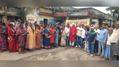 dhanbad news : रात को वॉल्व में कर रहे थे छेड़छाड़, जमाडाकर्मियों ने पकड़ कर पुलिस को सौंपा