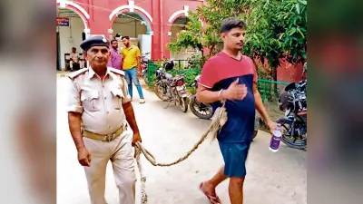 सड़क किनारे कार के अंदर पीरहा था शराब, चालक गिरफ्तार