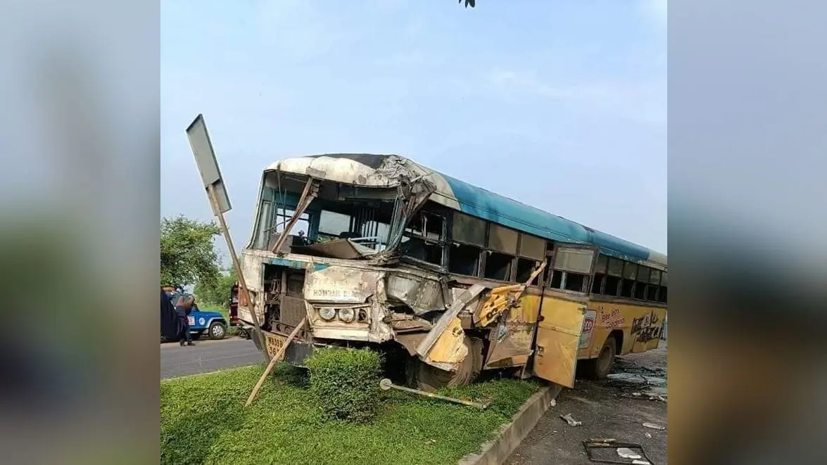 एनएच-34 पर दो बसें आपस में भिड़ी, आठ लोग घायल