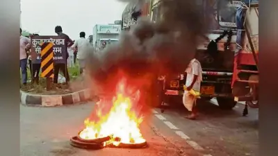 Gopalganj News : कोन्हवा में ट्रक ने बाइक सवार दो लोगों को कुचला, एक की मौत, विरोध में हाइवे को जाम कर की गयी आगजनी