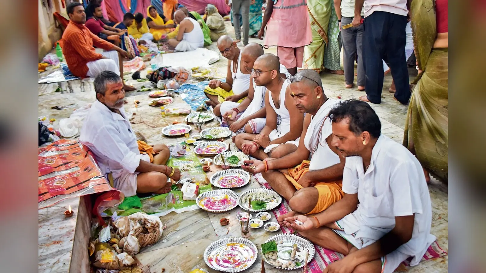 Gaya News : फल्गु में डेढ़ लाख श्रद्धालुओं ने पितरों को किया जल तर्पण