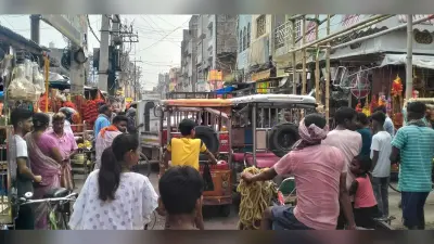 Munger News : महालया के साथ ही बाजार में बढ़ी खरीदारों की भीड़, जाम में फंसे रहे लोग