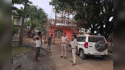 थाना प्रभारी ने पूजा पंडालों का किया निरीक्षण