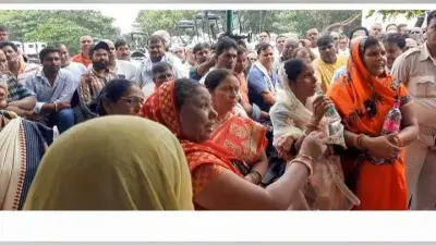 Jamshedpur News : 29 कन्वाइ चालकों के पक्ष में उतरी महिलाएं, 4 घंटे बुकिंग ठप
