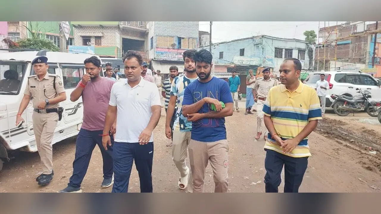 डीएम ने बस स्टैंड का किया स्थल निरीक्षण