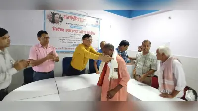 बुजुर्गों को चादर व छड़ी देकर किया गया सम्मानित