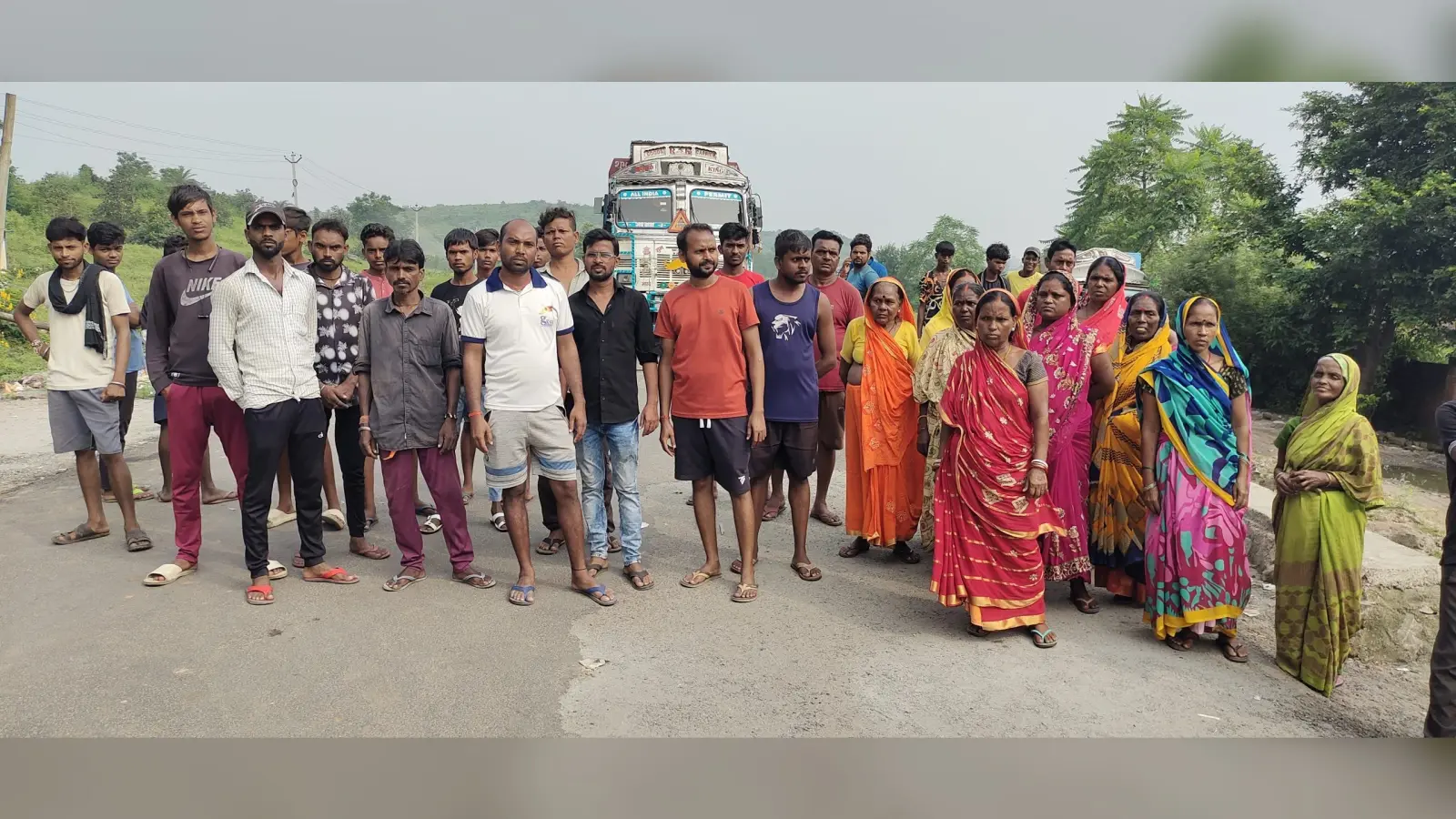 Giridih News: गंदा पानी घरों में घुसने के विरोध में ग्रामीणों ने किया बनियाडीह-गिरिडीह मुख्य मार्ग जाम