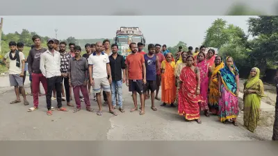 Giridih News: गंदा पानी घरों में घुसने के विरोध में ग्रामीणों ने किया बनियाडीह-गिरिडीह मुख्य मार्ग जाम