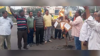 Bokaro News: बोनस के लिए सेल प्रबंधन व एनजेसीएस नेताओं का पुतला फूंका