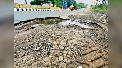 Rourkela News: बासंती सरोवर चौक के पास रिंगरोड में गड्ढे दे रहे दुर्घटनाओं को न्योता