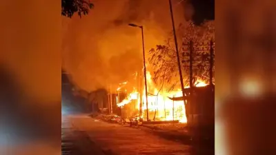 शाॅर्ट सर्किट से लगी आग में एक दर्जन फुटपाथी दुकान जली