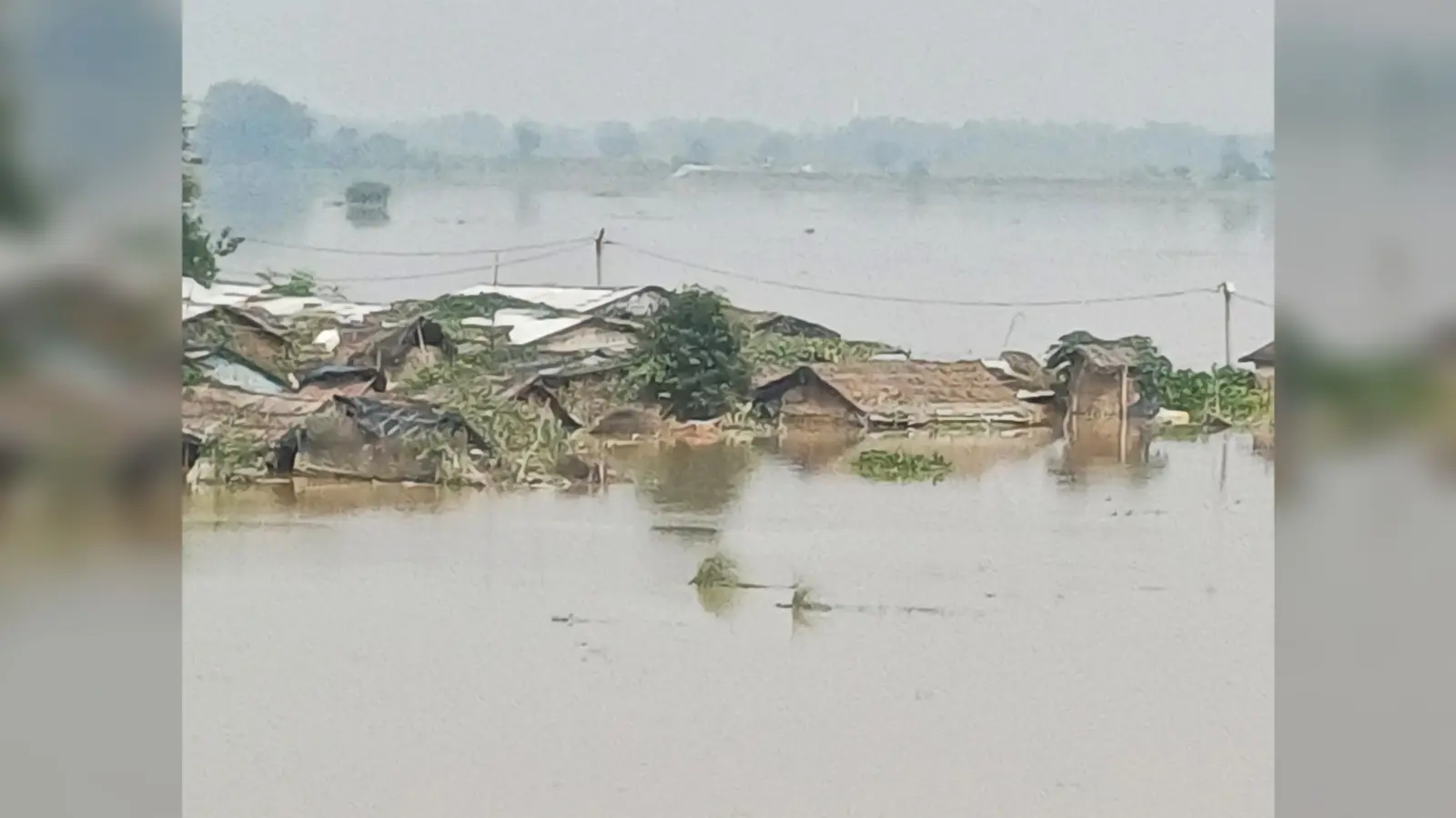 Darbhanga News: चतरा में घरों में अभी भी 10 फीट पानी, विस्थापितों को मिल रहा केवल भोजन