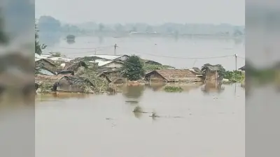 Darbhanga News: चतरा में घरों में अभी भी 10 फीट पानी, विस्थापितों को मिल रहा केवल भोजन