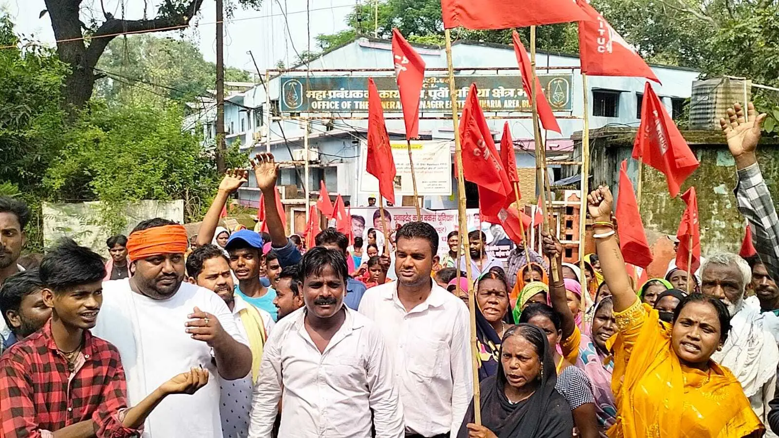 Dhanbad News:मजदूरों ने किया इजे एरिया कार्यालय का गेट जाम, नारेबाजी