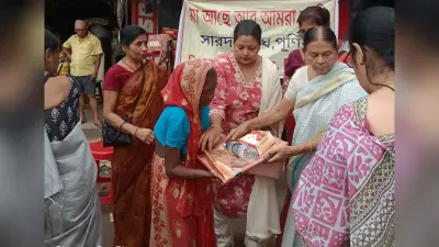 दुर्गापूजा पर गरीब महिलाओं के बीच वस्त्र का किया वितरण