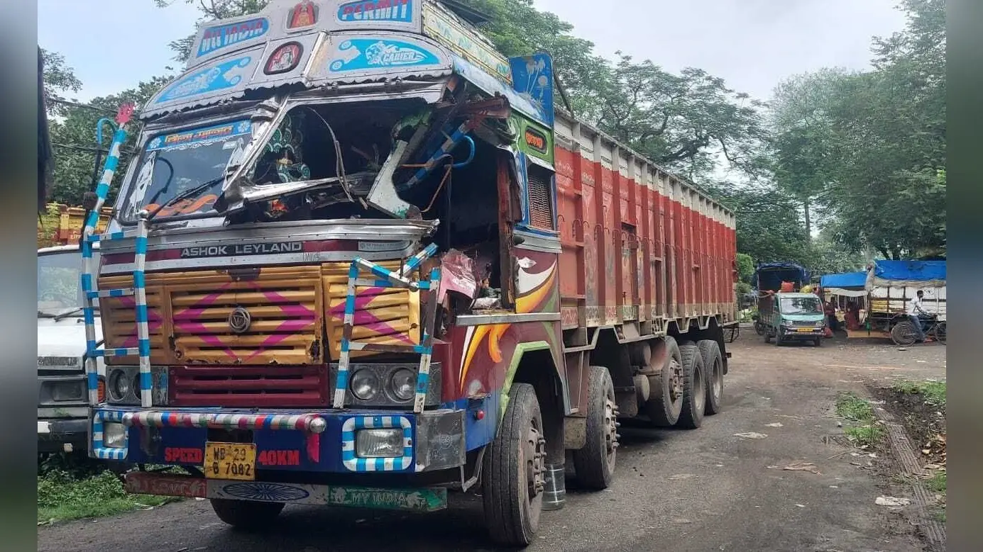 हादसा : पेड़ से ट्रक टकराया, मेदिनीपुर के खलासी की मौत