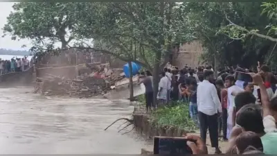 शिकदारपुर में कटाव में 10 घर गंगा में समाये, देखते रहे लोग