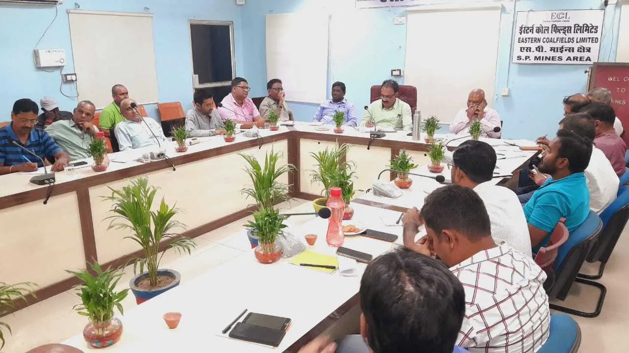 कोलियरी का विस्तार और कोयला उत्पादन में तेजी लाने को लेकर जीएम ने की मंत्रणा
