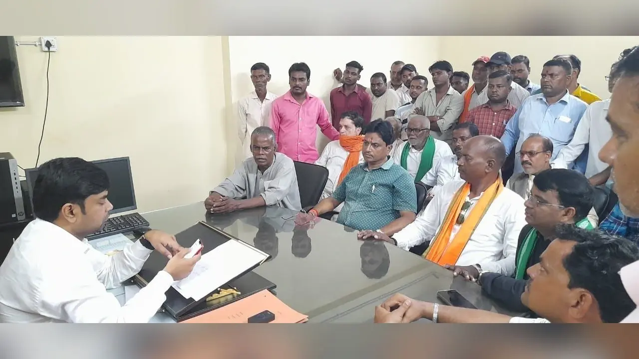 BOKARO NEWS : बैठक में नहीं पहुंचे अधिकारी, ग्रामीणों में रोष