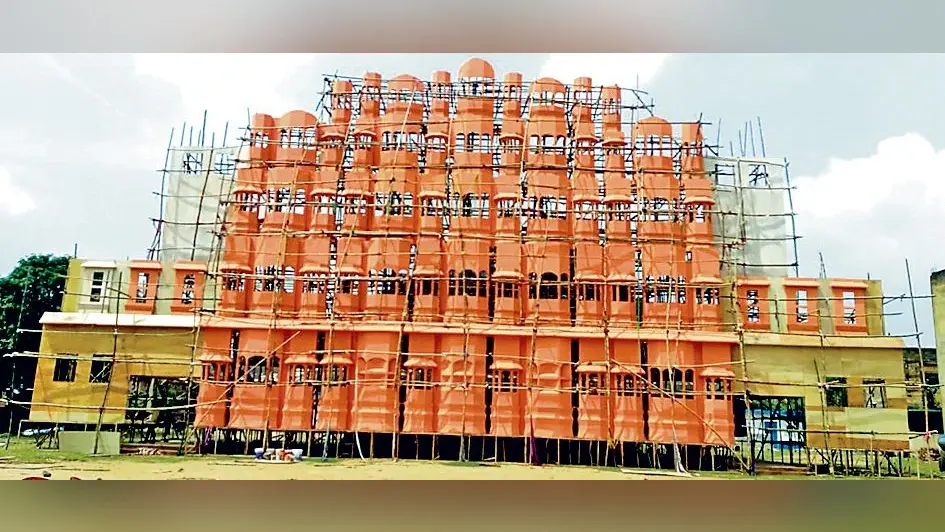 राजस्थान के हवा महल की तर्ज पर बना पूजा पंडाल