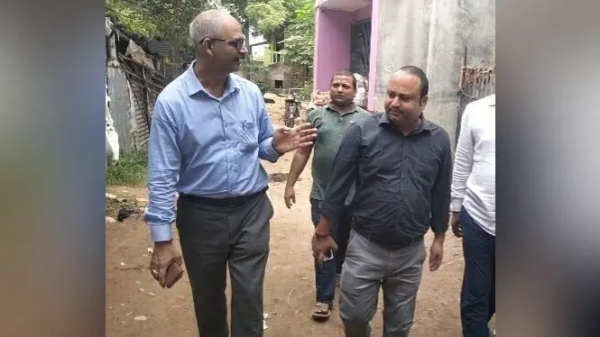 सड़क पर बह रहे गंदा पानी को लेकर बीडीओ ने किया निरीक्षण