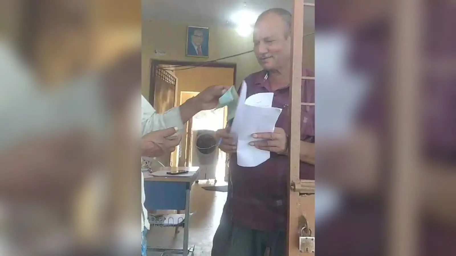 ठकराहा के राजस्व कर्मचारी जगई राम का घूस लेते वीडियो तेजी से हो रहा वायरल