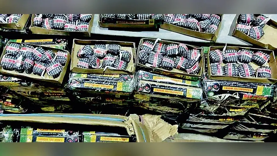 किराना दुकान में प्रतिबंधित पटाखे, व्यापारी गिरफ्तार