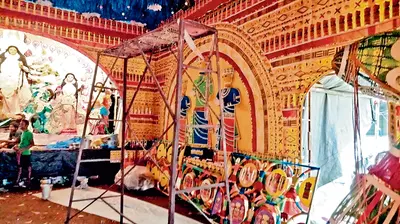 कठपुतली के थीम पर बन रहा मां दुर्गा का पंडाल