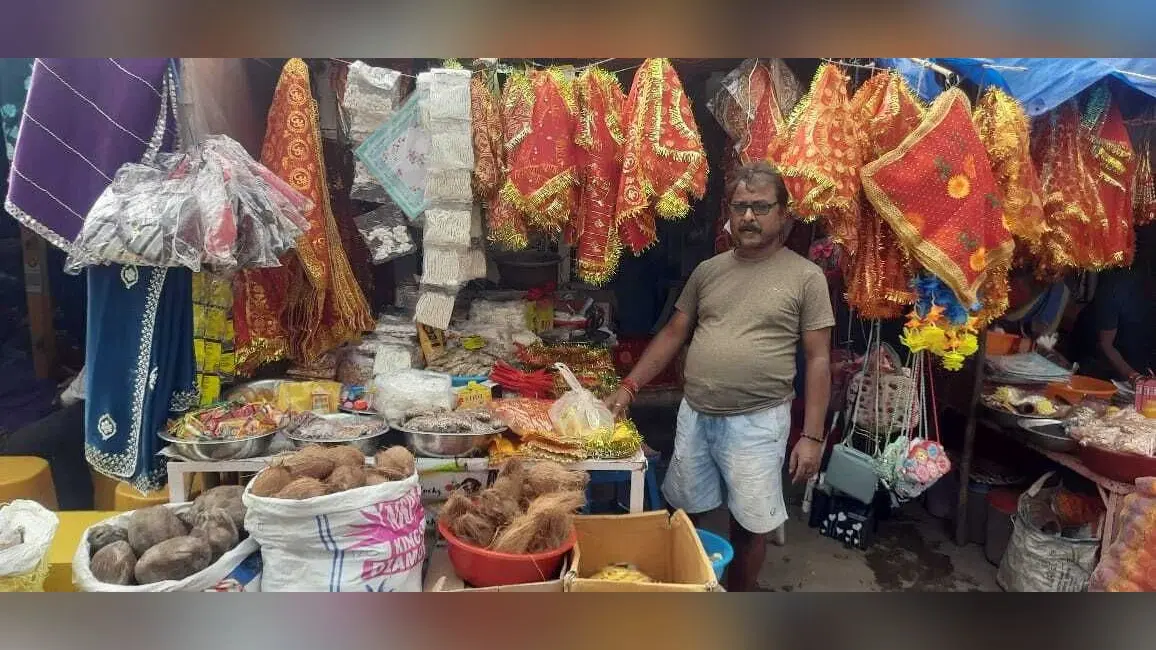 नवरात्र के चार दिन गुजर गये फिर भी बरकरार है माता की चुनरी का क्रेज
