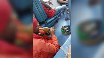 ट्रेन में खेल दिखा रहा था सपेरा, टोकरी से निकले सांप को देख सहमे मुसाफिर