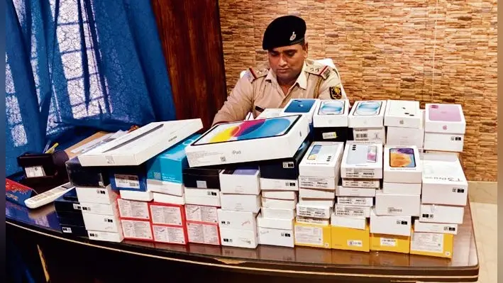 Gopalganj News : कुचायकोट में मोबाइल दुकानदार ने खुद रची चोरी की पृष्ठभूमि, पुलिस ने हिरासत में लिया