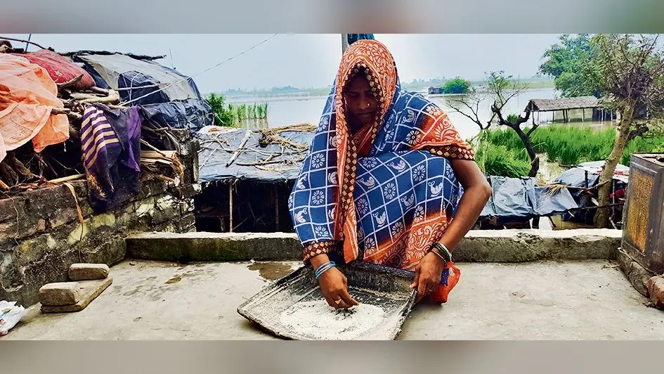 Gopalganj News : बाढ़ का पानी पांच दिनों में घरों से निकल तो गया, लेकिन छोड़ गया पूरे साल की बर्बादी