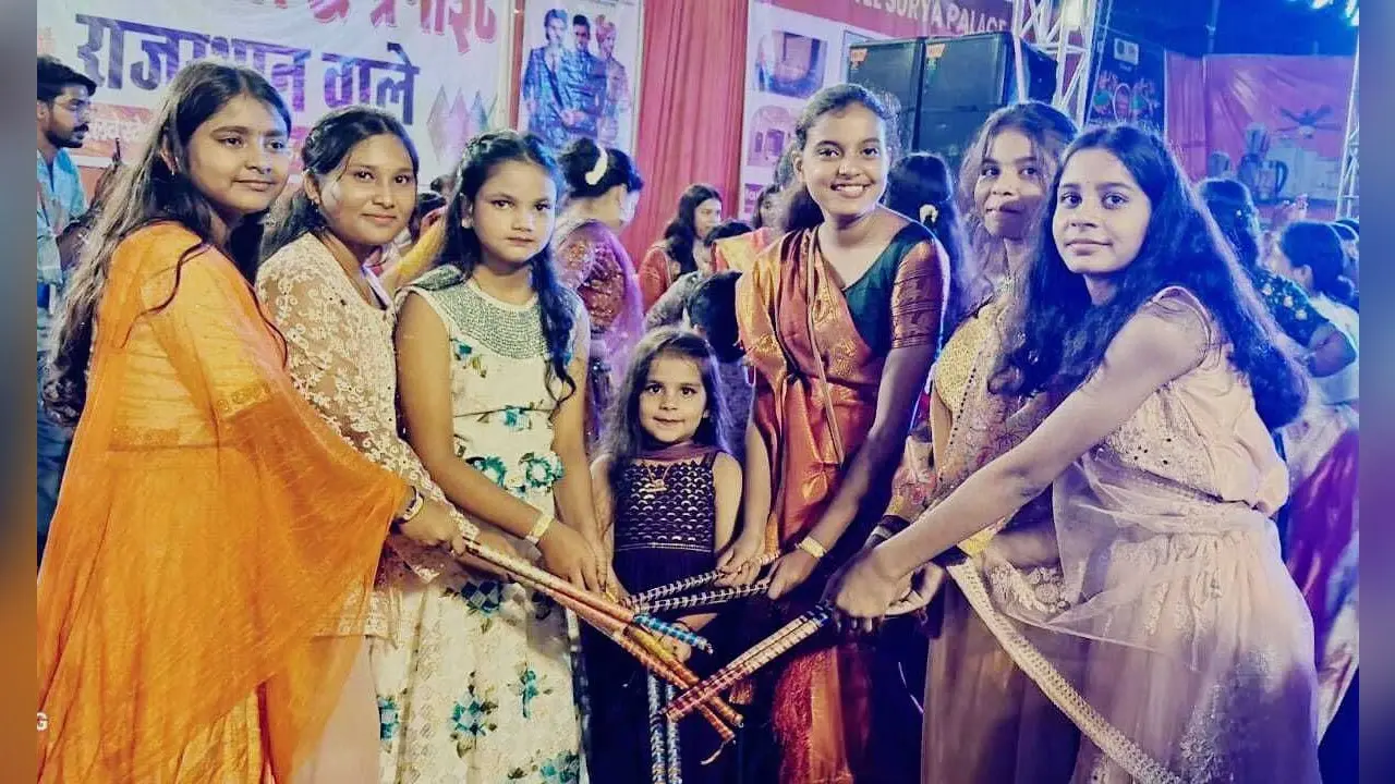 डांडिया में ””””बाजे रे ढोल…”””” पर महिलाओं व युवतियों ने जमकर किया नृत्य