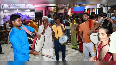 नवरात्र : मां जगदंबा के भक्ति में डूबे श्रद्धालु, प्रतिमा को अंतिम रूप देने में लगे कलाकार
