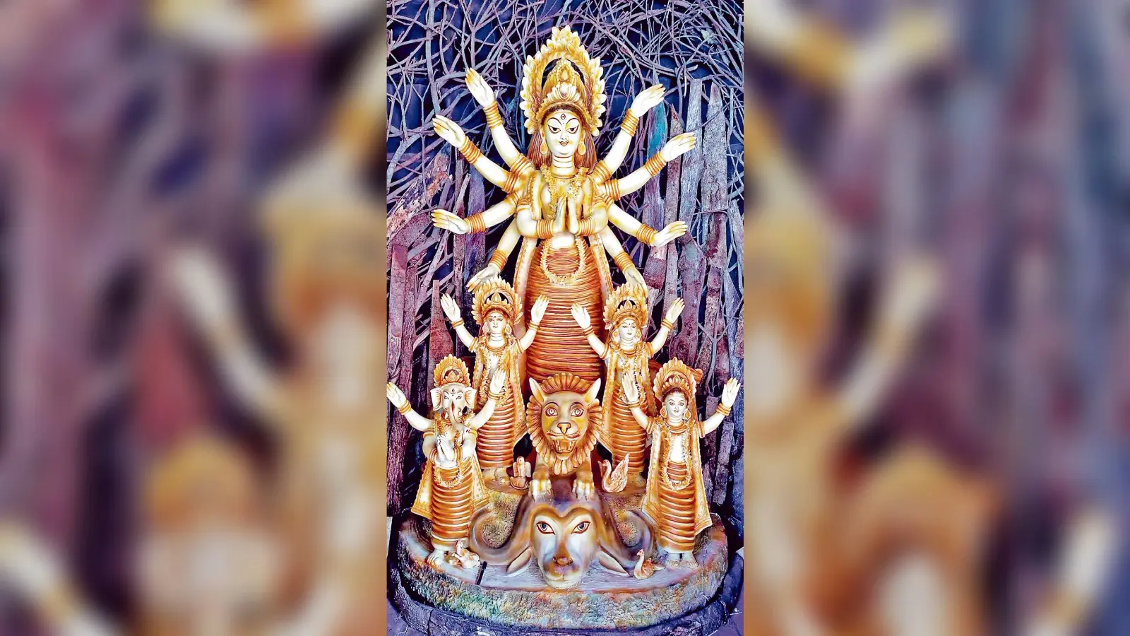 पेड़ों को बचाने की अपील कर रहा पूजा मंडप
