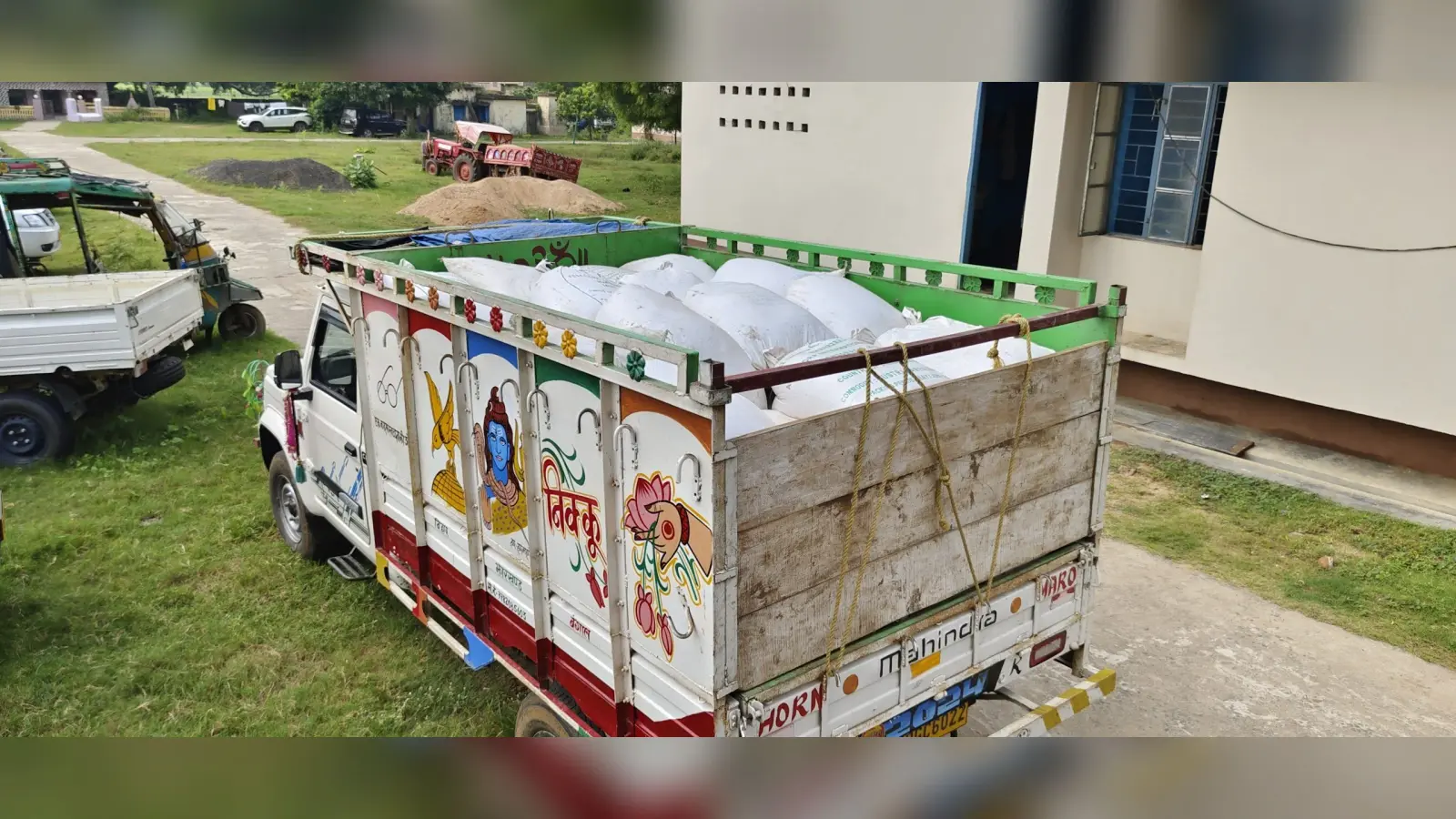 कालाबाजारी होने के संदेह में ग्रामीणों ने एक पिकअप अनाज पकड़ा