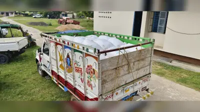 कालाबाजारी होने के संदेह में ग्रामीणों ने एक पिकअप अनाज पकड़ा